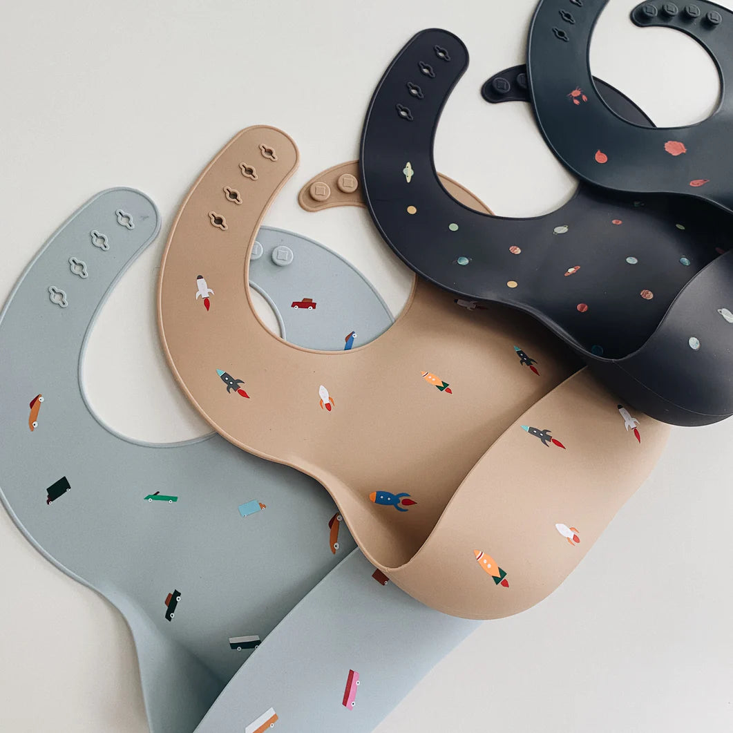 Babete silicone suave Carros-Retro - Mushie