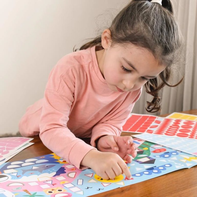 Poster Criativo + 520 Stickers "Estações" (3-7) - Poppik